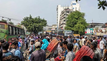 নীলক্ষেত মোড়ে শিক্ষার্থীদের অবস্থান